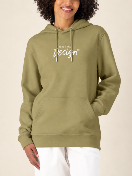 femme de face portant un sweat Cruiser 2.0 à personnaliser, en coloris faded olive femme de face portant un sweat Cruiser 2.0 à personnaliser, en coloris faded olive