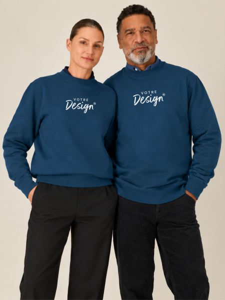 homme et femme de face portant le sweat Changer 2.0 à personnaliser en coloris deep teal