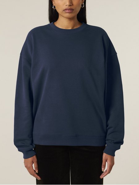 Femme portant le sweat Radder 2.0 en coloris blanc Femme portant le sweat Radder 2.0 en coloris blanc