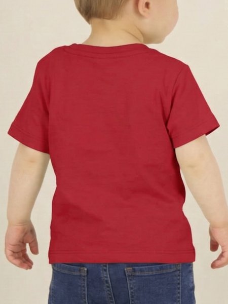 Mannequin enfant de dos portant le t-shirt iconic STTB918 couleur rouge Mannequin enfant de dos portant le t-shirt iconic STTB918 couleur rouge
