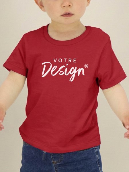 Mannequin enfant de face portant le t-shirt iconic STTB918 couleur rouge Mannequin enfant de face portant le t-shirt iconic STTB918 couleur rouge