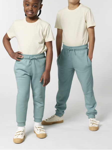 Deux enfants, fille et garçon portant le même jogging bleu Mini mover 2.0 à personnaliser Deux enfants, fille et garçon portant le même jogging bleu Mini mover 2.0 à personnaliser