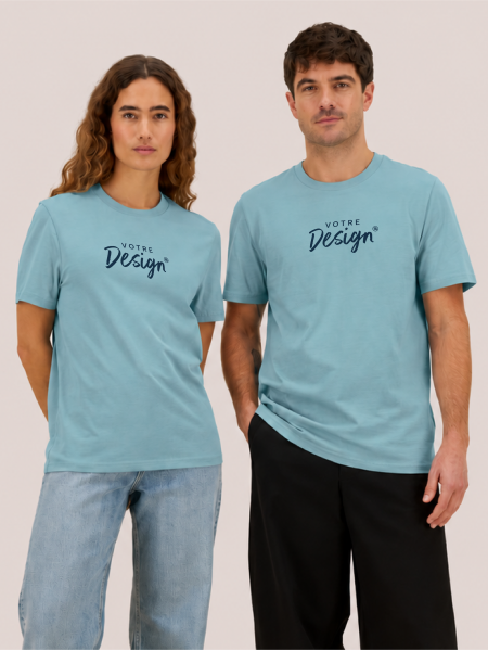 un homme et une femme portant le t-shirt à personnaliser Creator 2.0 en coloris pebble blue