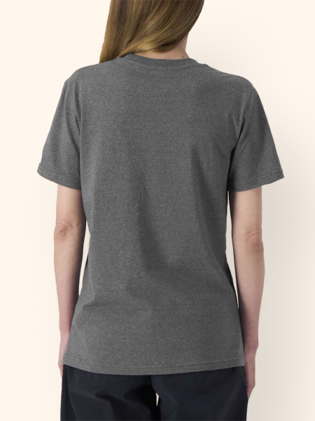 Mannequin femme de dos portant le tee-shirt unisexe en coton bio recyclé Re-Creator en couleur RE-Black Mannequin femme de dos portant le tee-shirt unisexe en coton bio recyclé Re-Creator en couleur RE-Black