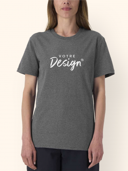 Mannequin femme de face portant le tee-shirt unisexe en coton bio recyclé Re-Creator en couleur RE-Black Mannequin femme de face portant le tee-shirt unisexe en coton bio recyclé Re-Creator en couleur RE-Black