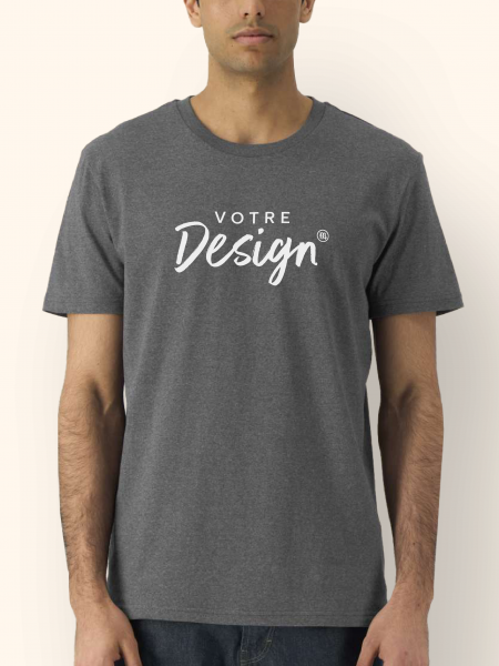 Mannequin homme de face portant le tee-shirt unisexe en coton bio recyclé Re-Creator en couleur RE-Black Mannequin homme de face portant le tee-shirt unisexe en coton bio recyclé Re-Creator en couleur RE-Black