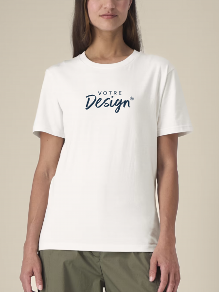 Mannequin femme de face portant le tee-shirt unisexe en coton bio recyclé Re-Creator en couleur RE-white