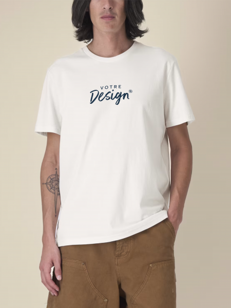 Mannequin homme de face portant le tee-shirt unisexe en coton bio recyclé Re-Creator en couleur RE-white