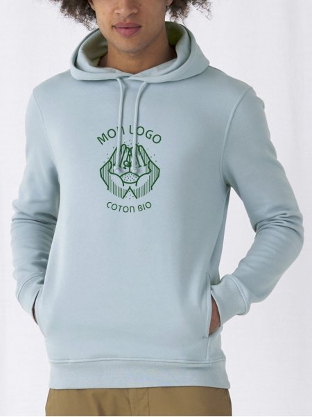 Exemple de logo imprimé sur le sweat à capuche bio BCU33B en coloris Blue Fog Exemple de logo imprimé sur le sweat à capuche bio BCU33B en coloris Blue Fog