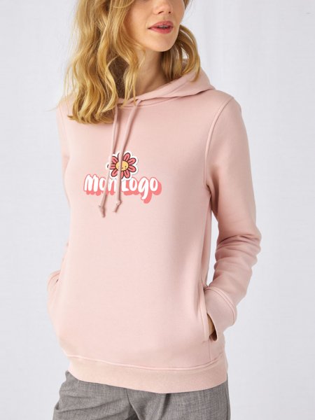 Exemple de logo floqué sur le sweat bio pour femme BCW34B en coloris Soft Rose Exemple de logo floqué sur le sweat bio pour femme BCW34B en coloris Soft Rose