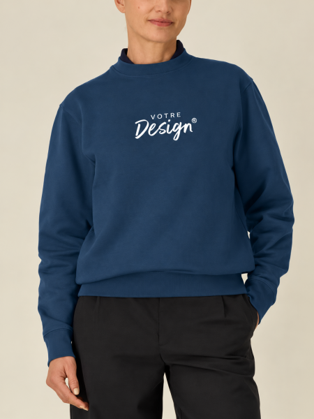 femme de face portant le sweat Changer 2.0 à personnaliser en coloris deep teal