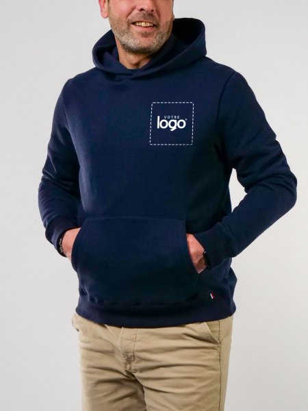 mannequin homme de face portant le Sweat-shirt capuche fabriqué en France mannequin homme de face portant le Sweat-shirt capuche fabriqué en France