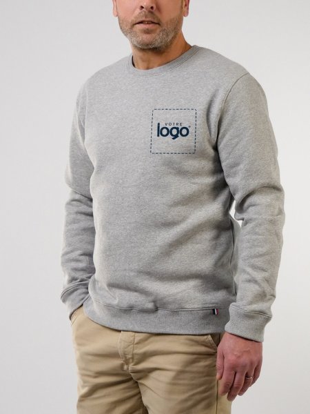 mannequin homme de face portant le sweat Alix col rond personnalisable fabriqué en France mannequin homme de face portant le sweat Alix col rond personnalisable fabriqué en France