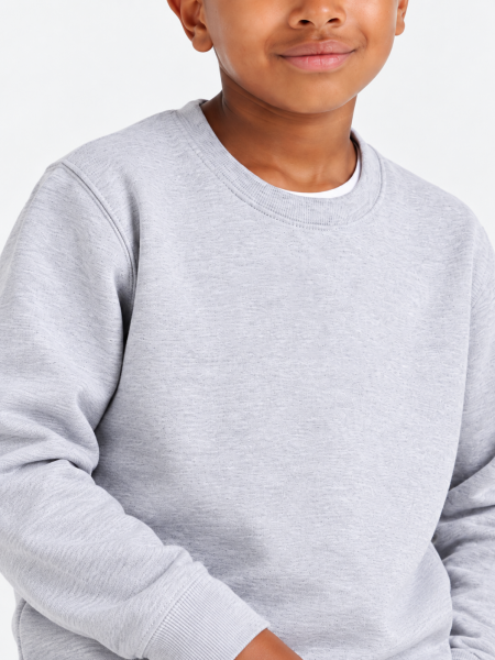 Mannequin garçon de face portant le sweat AWDis JH030J en coloris heather grey vue détaillée Mannequin garçon de face portant le sweat AWDis JH030J en coloris heather grey vue détaillée