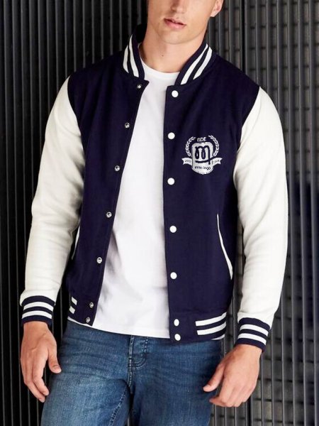 Veste teddy unisexe JH043 avec logo floqué porté par un mannequin homme