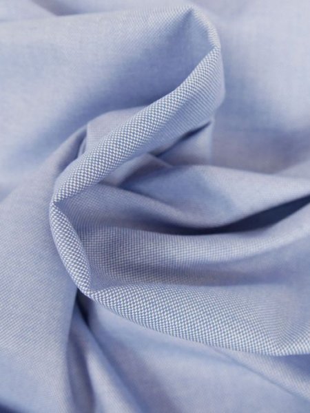 Zoom sur le tissu Oxford, mélange de fils colorés et de fils blancs pour un aspect quadrillé très élégant Zoom sur le tissu Oxford, mélange de fils colorés et de fils blancs pour un aspect quadrillé très élégant