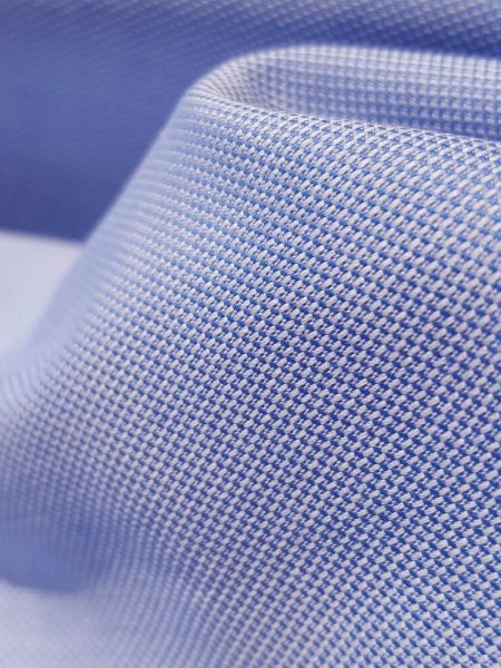Zoom sur le tissu Oxford, mélange de fils teintés et fils blancs pour un aspect texturé Zoom sur le tissu Oxford, mélange de fils teintés et fils blancs pour un aspect texturé