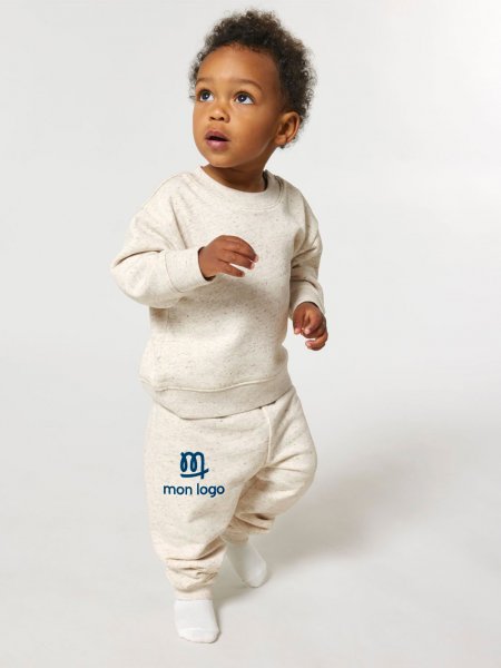 un bébé portant le jogging Baby Tumbler avec votre logo dans le coloris Eco-Heather un bébé portant le jogging Baby Tumbler avec votre logo dans le coloris Eco-Heather