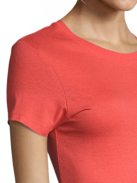 Zoom sur les coutures de l'épaule et du col du tshirt Regent femme en coloris corail Zoom sur les coutures de l'épaule et du col du tshirt Regent femme en coloris corail