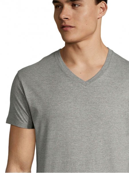 Zoom sur le col V et les épaules du t-shirt Imperial V en coloris Gris chiné