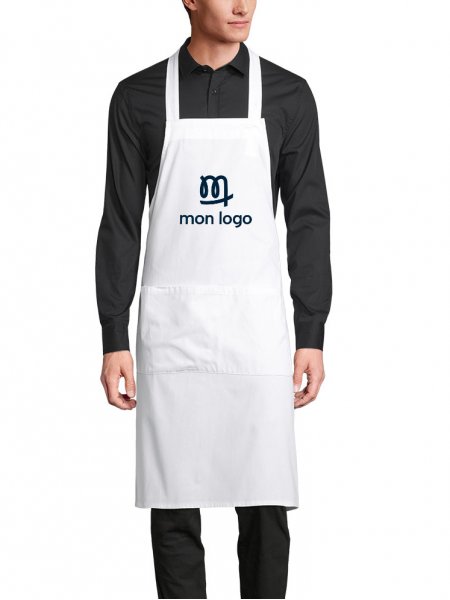 un homme de face portant le tablier gamma blanc avec logo mistertee.fr un homme de face portant le tablier gamma blanc avec logo mistertee.fr