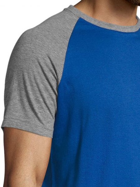 Zoom sur le col et la manche raglan du t-shirt Funky en coloris Gris chiné/Royal Zoom sur le col et la manche raglan du t-shirt Funky en coloris Gris chiné/Royal