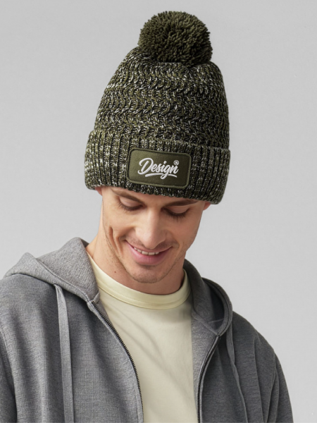 homme portant le bonnet ramble pom beanie patch BF331 en coloris moss green twist