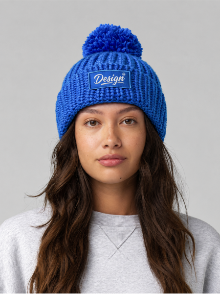 Femme de face portant le bonnet Toasty Beanie Patch BF329 en coloris luminous blue 