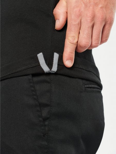 Détails fente latérale avec chevron sur le polo personnalisable WK210