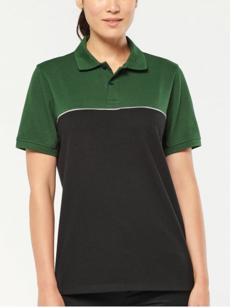 Polo workwear personnalisable WK210 en coloris Forest Green sans logo porté par une femme