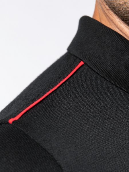 Passepoil contrasté sur le polo WK270 en coloris black/red