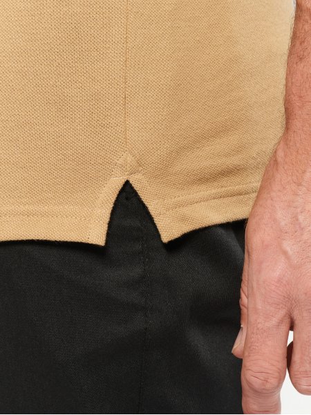 Fentes latérales sur le polo WK270 en coloris camel