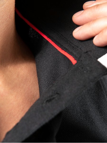 Détails intérieur du col sur le polo WK270 en coloris black/red
