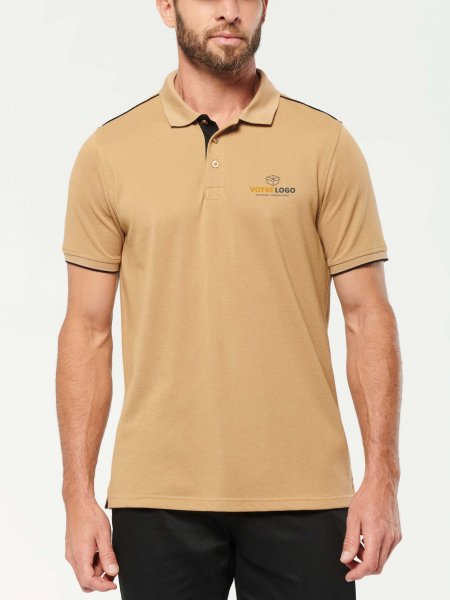 Homme portant un polo workwear WK270 en coloris camel avec un exemple de logo sur le coeur