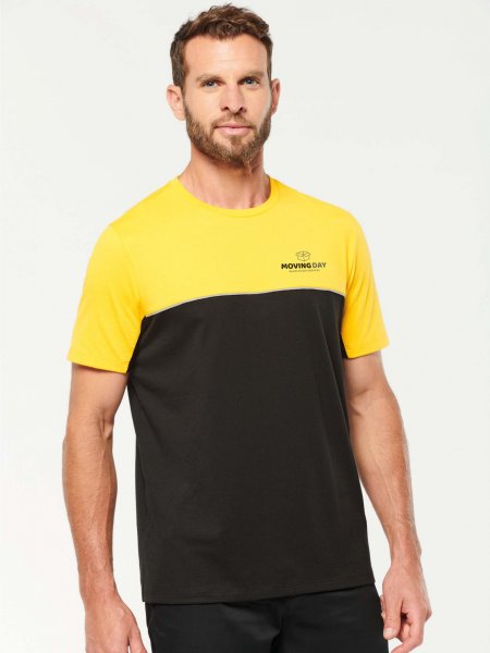 T-shirt bicolore de travail WK304 en coloris yellow Homme portant un t-shirt bicolore de travail WK304 en coloris yellow avec un logo