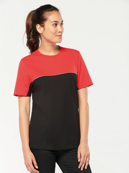 T-shirt WK403 unisexe porté par une femme en coloris Red T-shirt WK403 porté par une femme en coloris Red