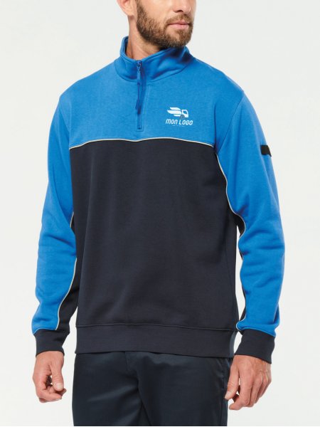 Exemple de logo floqué sur le sweat bicolore WK404 en coloris navy/royal blue Exemple de logo floqué sur le sweat bicolore WK404 en coloris navy/royal blue porté par un homme