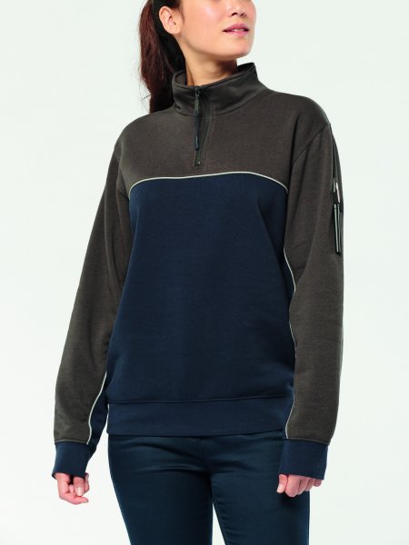 Sweats WK404 en coloris navy / dark grey et navy / royal blue sans logo porté par une femme Sweats WK404 en coloris navy / dark grey et navy / royal blue sans logo porté par une femme