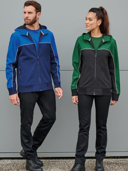 Employés portant des vestes softshells WK450 en coloris Royal Blue et Green Employés portant des vestes softshells WK450 en coloris Royal Blue et Green
