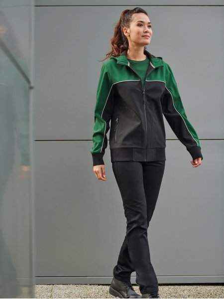 Veste softshell WK450 portée par une femme en coloris Black / Forest Green Veste softshell WK450 portée par une femme en coloris Black / Forest Green