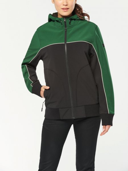Veste softshell personnalisable WK450 en coloris Black / Forest Green Femme portant une veste softshell personnalisable WK450 en coloris Black / Forest Green sans logo