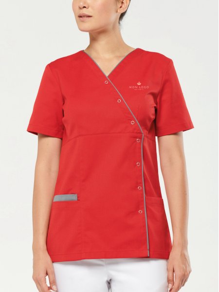 Blouse d'esthétisme WK506 avec exemple de logo floqué sur le coeur Blouse d'esthétisme WK506 avec exemple de logo floqué sur le coeur portée par une femme