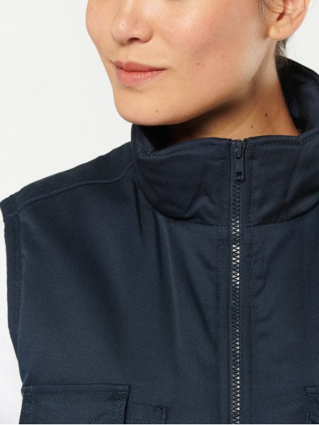 Zoom sur le col et la fermeture éclaire du gilet WK607 en coloris Navy