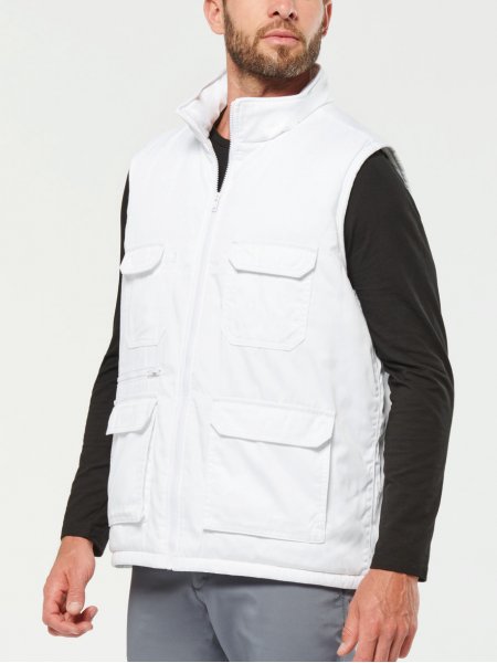 Gilet de travail unisexe multipoches WK607 en coloris White porté par un homme