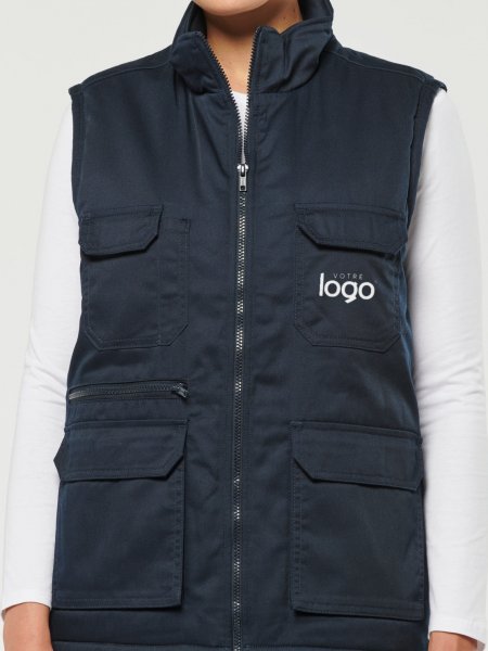Mannequin femme de face portant le gilet multipoches rembourré WK607 avec simulation de marquage logo sur le cœur