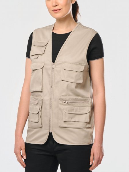 mannequin femme de face portant le Gilet polycoton multipoches doublé unisexe personnalisable mannequin femme de face portant le Gilet polycoton multipoches doublé unisexe personnalisable