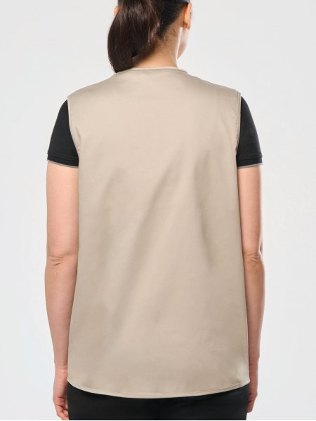 mannequin femme de dos portant le Gilet polycoton multipoches doublé unisexe personnalisable mannequin femme de dos portant le Gilet polycoton multipoches doublé unisexe personnalisable