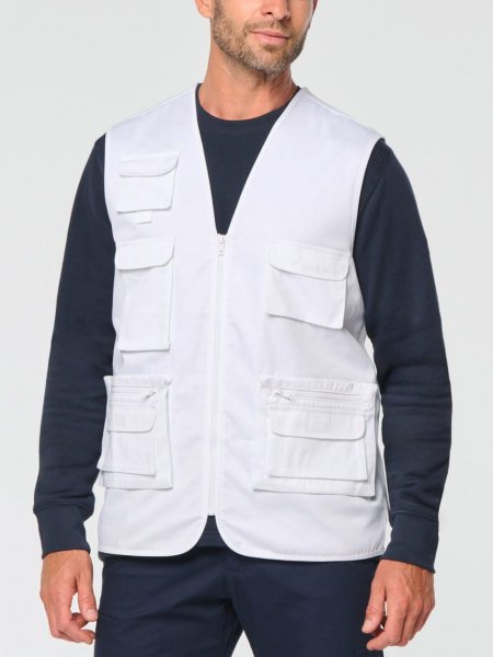 mannequin homme de face portant le Gilet polycoton multipoches doublé unisexe personnalisable mannequin homme de face portant le Gilet polycoton multipoches doublé unisexe personnalisable