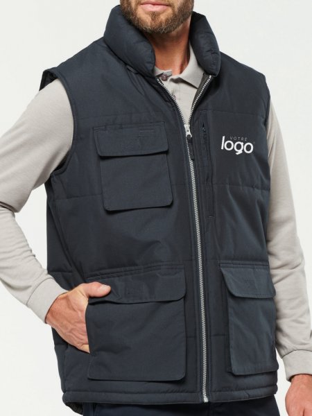 Mannequin homme de face portant le bodywarmer matelassé multipoches WK615 avec simulation de marquage logo sur le cœur