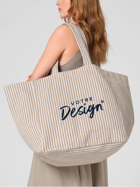 mannequin femme de profil portant le Sac de plage oversize personnalisable